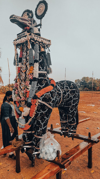Artists preparing bamboo horse effigies for Machattu Mamangam