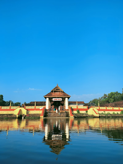 Thriprayar Temple on the banks of the Thirupurayar river